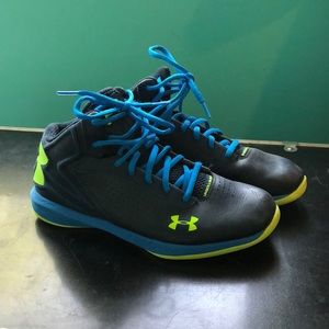 Basketball shoes